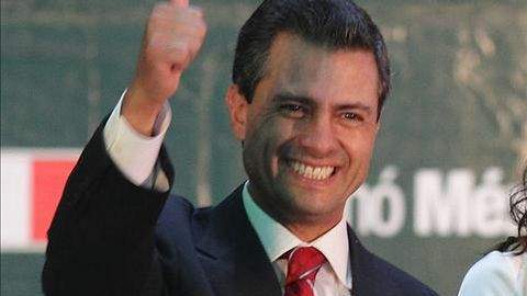 El candidato presidencial por el PRI, Enrique Peña Nieto, festeja junto a su esposa Angélica Rivera.