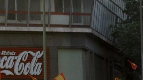 Una multitud recibe a la selección española en Madrid.