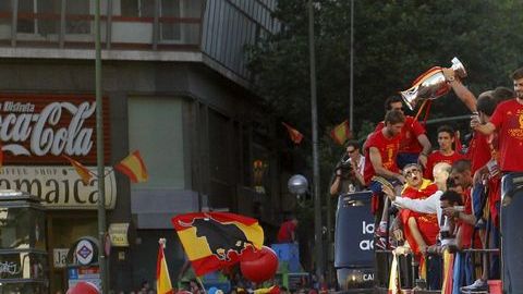 Una multitud recibe a la selección española en Madrid.