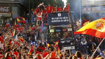 Una multitud recibe a la selección española en Madrid.