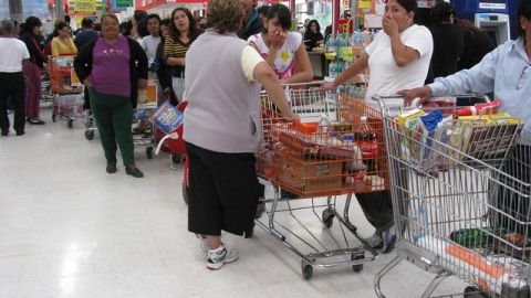 Cientos de personas abarrotaron comercios en el Distrito Federal para cambiar las tarjetas que les regalaron a cambio de  votar por el PRI.