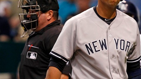Alex Rodríguez abandona la caja de bateo luego de poncharse.