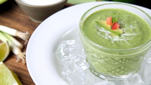 Sopa de aguacate fría