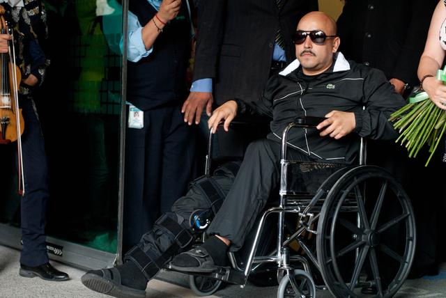 Lupillo Rivera al abandonar el hospital.