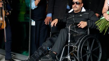 Lupillo Rivera al abandonar el hospital.