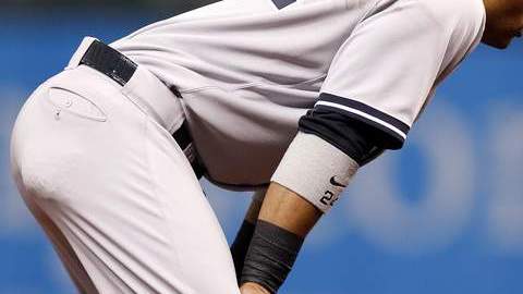 Robinson Canó se lamenta tras una mala jugada en el primer inning.