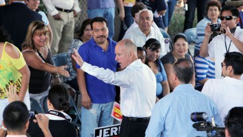 Jerry Brown con mexicanos de Los Angeles.