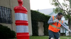Trabajadores de la Ciudad de Los Ángeles reparan una calle.