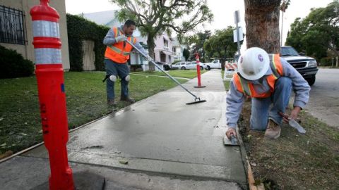 Trabajadores de la Ciudad de Los Ángeles reparan una calle.