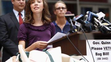 Abby Goldberg,  residente de Grayslake, Illinois, habla en una conferencia de prensa en Chicago, pidiendo vetar un proyecto de ley de reciclaje de bolsas plásticas contrario a intereses locales.