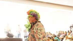 Decenas acudieron a una reunión del concilio donde se anunció la renuncia del alcalde.