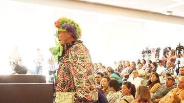 Decenas acudieron a una reunión del concilio donde se anunció la renuncia del alcalde.