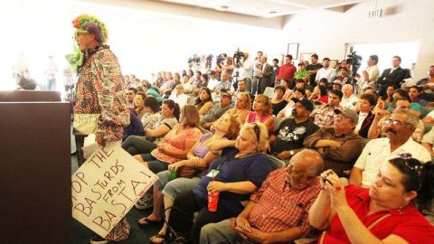 Decenas acudieron a una reunión del concilio donde se anunció la renuncia del alcalde.