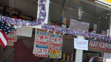 Juan Caldera acude con sus hijos a comprar los tradicionales cohetes y fuegos artificiales  para la celebración del 4 de Julio en  Maywood.