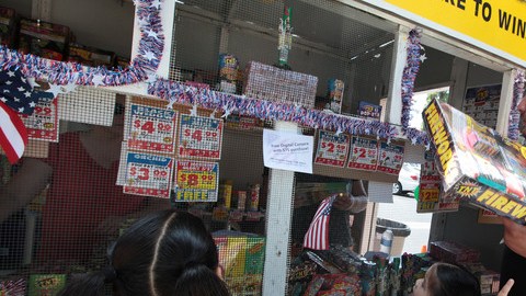Juan Caldera acude con sus hijos a comprar los tradicionales cohetes y fuegos artificiales  para la celebración del 4 de Julio en  Maywood.