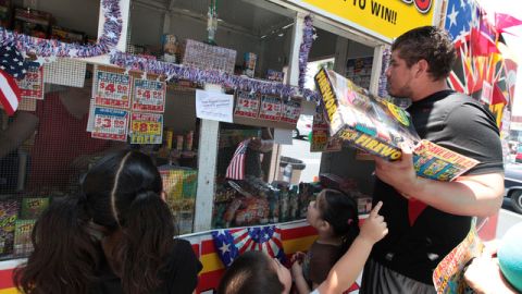 Juan Caldera acude con sus hijos a comprar los tradicionales cohetes y fuegos artificiales  para la celebración del 4 de Julio en  Maywood.