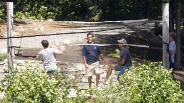 Romney juega con sus hijos en medio de sus vacaciones en Wolfeboro.
