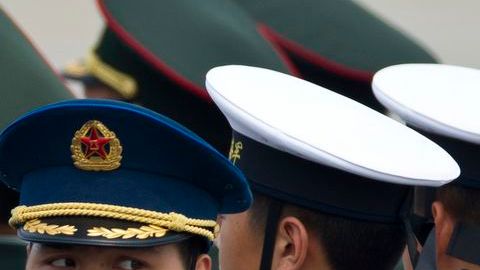 Soldados chinos esperan al presidente Raúl Castro.