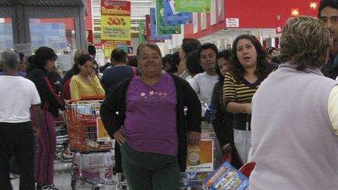 Personas hicieron fila en el supermercado Soriana para cambiar las tarjetas que les habrían dado a cambio de su voto por el PRI.