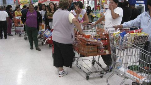 Personas hicieron fila en el supermercado Soriana para cambiar las tarjetas que les habrían dado a cambio de su voto por el PRI.