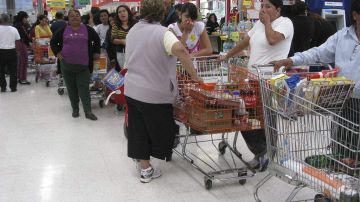 Personas hicieron fila en el supermercado Soriana para cambiar las tarjetas que les habrían dado a cambio de su voto por el PRI.