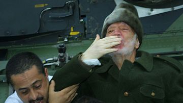 Yasser Arafat lanza un beso al aire en 2004.
