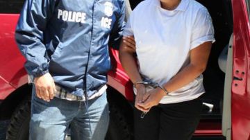 Annel Violeta Noriega Ríos, durante su arresto el pasado 27 de junio en El Monte; se le acusa de participar en el crimen organizado