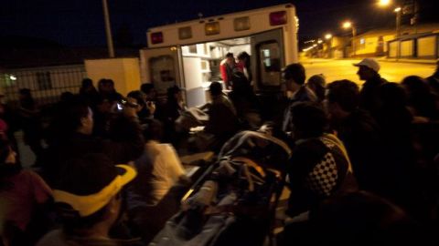 Una persona es llevada a una ambulancia, después de un enfrentamiento entre policías y manifestantes en Celendin, Perú.