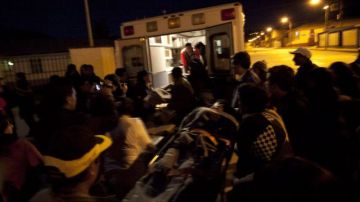 Una persona es llevada a una ambulancia, después de un enfrentamiento entre policías y manifestantes en Celendin, Perú.