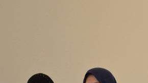 Rocío Zambrano Rubio (2 dcha.), que  ha aceptado la fe del islam como su única religión y con ello adquirió una nueva identidad, la de latina musulmana.