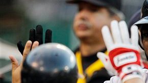 Ortiz es felicitado por su vuelacercas número 400.