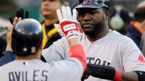 Ortiz es felicitado por su vuelacercas número 400.