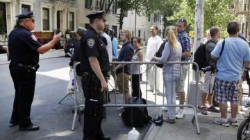 La Policía ofrece vigilancia frente al apartamento de Katie Holmes, en Nueva York, donde tanto periodistas como neoyorquinos y turistas pasan el día esperando ver a la actriz junto a su hija Suri.