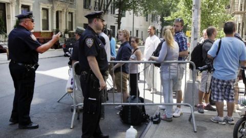 La Policía ofrece vigilancia frente al apartamento de Katie Holmes, en Nueva York, donde tanto periodistas como neoyorquinos y turistas pasan el día esperando ver a la actriz junto a su hija Suri.