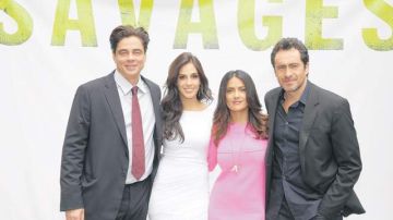 Sandra Echeverría (de blanco) junto a Benicio del Toro, Salma Hayek y Demián Bichir, reunidos en el filme 'Savages'.