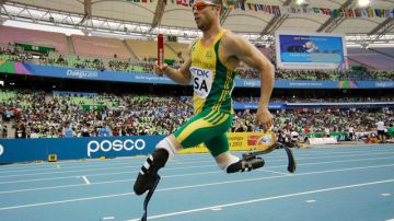 El sudafricano Óscar Pistorius se convierte en el primer deportista con piernas amputadas que podrá competir en una Olimpiada.
