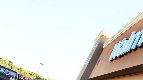 Wal-Mart planea abrir otras tres tiendas en Pullman, Lakeview y Englewood el año entrante.