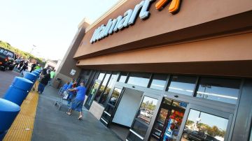 Wal-Mart planea abrir otras tres tiendas en Pullman, Lakeview y Englewood el año entrante.