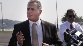 A la extrema izquierda, el teniente John Azzata, del departamento de la Policía del condado de Nassau, ofrece detalles hoy sobre el accidente.