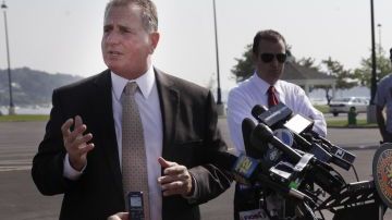 A la extrema izquierda, el teniente John Azzata, del departamento de la Policía del condado de Nassau, ofrece detalles hoy sobre el accidente.