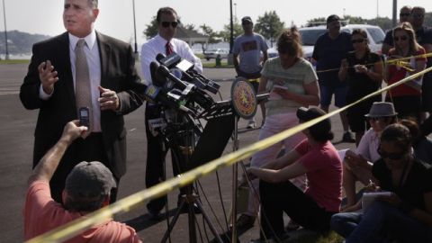 A la extrema izquierda, el teniente John Azzata, del departamento de la Policía del condado de Nassau, ofrece detalles hoy sobre el accidente.
