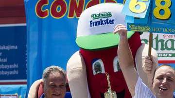 El 12 veces campeón de Nathan,  Joey Chestnut es uno de los favoritos de la competencia,