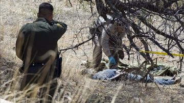 Un agente de la Patrulla Fronteriza informa sobre el descubrimiento del cuerpo sin vida de un inmigrante indocumentado.