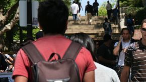 Obama anunció el 15 de junio que suspenderá las deportaciones y ofrecerá permisos de trabajo por dos años a inmigrantes no autorizados menores de 30 años que cumplan ciertos requisitos.