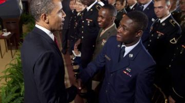 Obama alabó a los migrantes y felicitó a un soldado naturalizado.