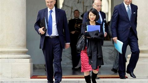 Pierre Moscovici (izq.), ministro de finanzas, adelantó que el gas no subirá por encima de la inflación.