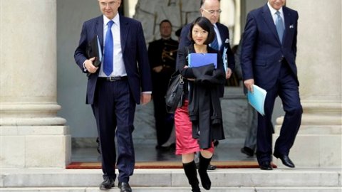 Pierre Moscovici (izq.), ministro de finanzas, adelantó que el gas no subirá por encima de la inflación.
