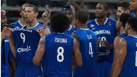 Jugadores de la Selección de República Dominicana celebran la victoria ante Macedonia.