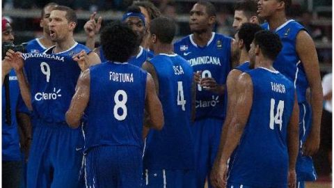 Jugadores de la Selección de República Dominicana celebran la victoria ante Macedonia.