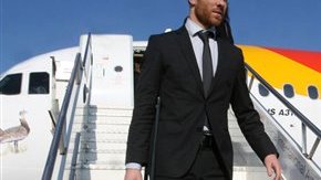 Xavi Alonso cumple 31 años el 25 de noviembre y mide 6 pies de altura.
